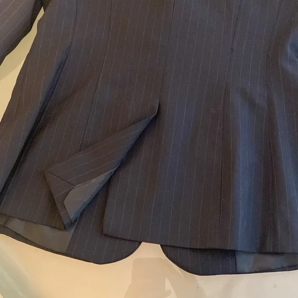 Ann Taylor Blazer Ann Taylor Pinstripe Blazer in WOOL BLend Size 2 - Picture 8 of 8
